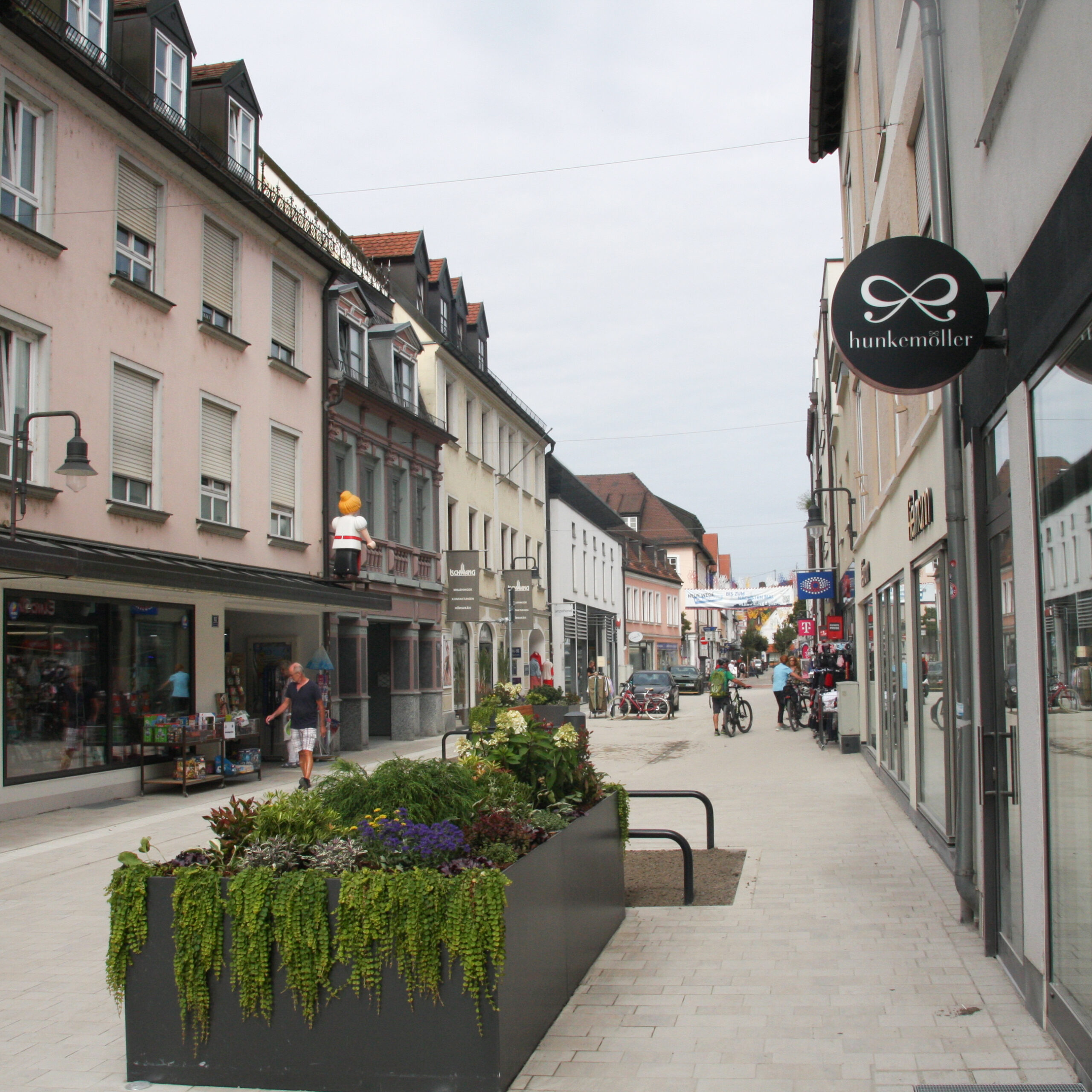 Die neu gestaltete Färberstraße in Neuburg ist wieder für den Verkehr freigegeben. Foto: Laura Dietrich