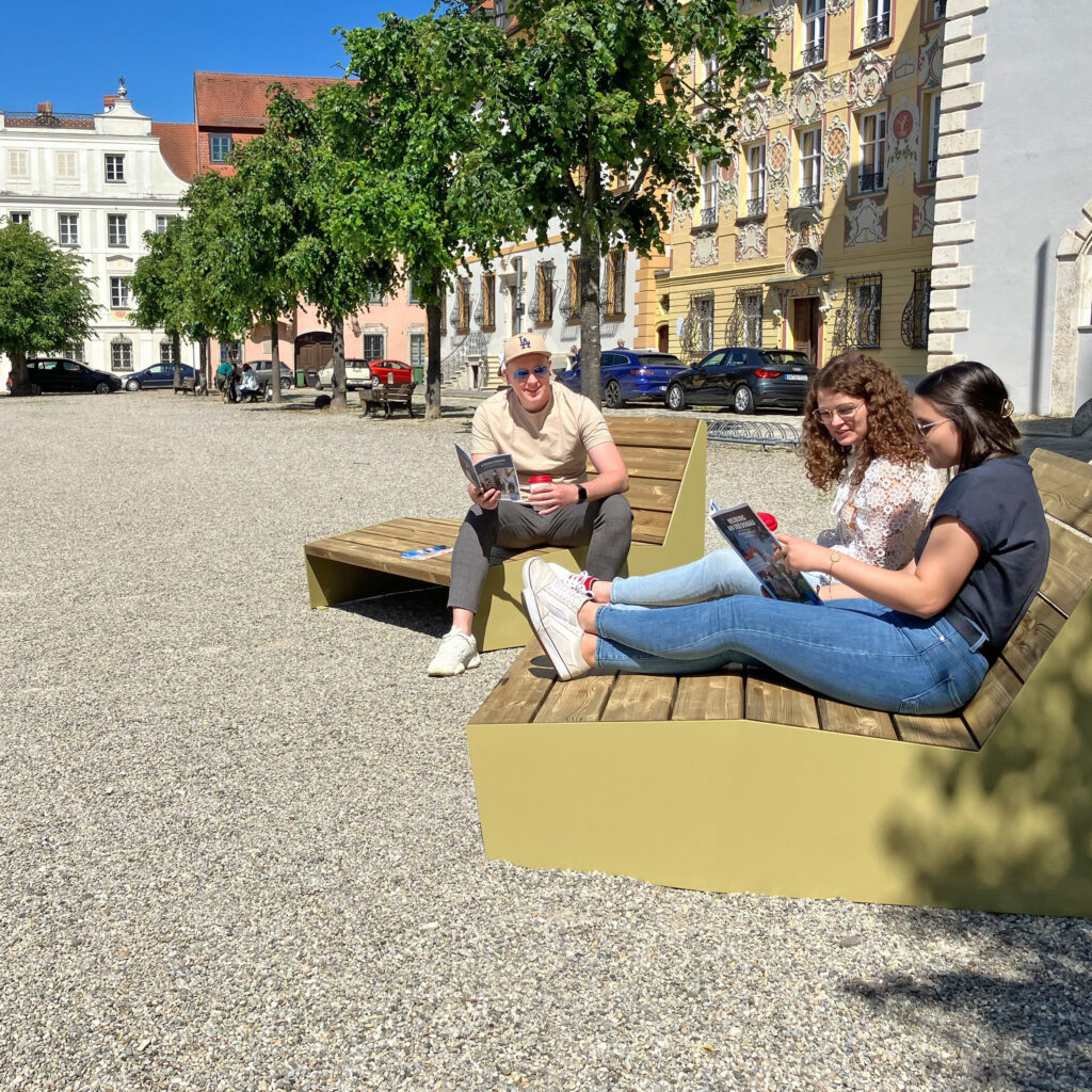 In Neuburgs Innenstadt erwarten Sie jetzt wieder die Citydecks und die Liegebänke.