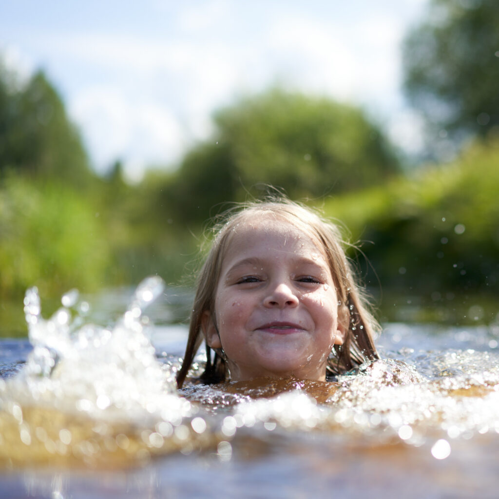 Ein Bad im Fluss oder Weiher genießen