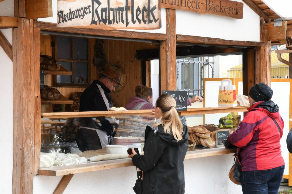 Leckere Schmankerl aus der Region Auf dem Ottheinrichplatz können die Besucher in entspannter Atmosphäre warme und kalte Speisen des Festwirts Stefan Heinzlmeir genießen oder bei Kaffee, Kuchen und dem Neuburger Rahmfleck der Bäckerei Schlegl verweilen