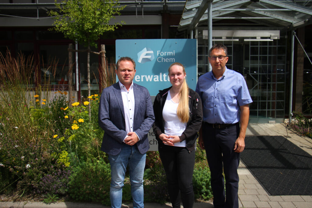 Madlen Büchl hat bei FormiChem in Neuburg ihre Ausbildung zur Industriemechanikerin inklusive einer kaufmännischen Weiterbildung absolviert. Sie ist nun „Berufsspezialistin Technische Kauffrau“. Thomas Kürzinger (li.), Geschäftsführer von FormiChem kann seine Angestellte in vielen Bereichen einsetzen, denn sie hat nun auch kaufmännische Kenntnisse. Studiendirektor Stefan Plank (re.) koordiniert diese neue Ausbildungsform an der Staatlichen Berufsschule Eichstätt. (Bild: Manfred Dittenhofer)