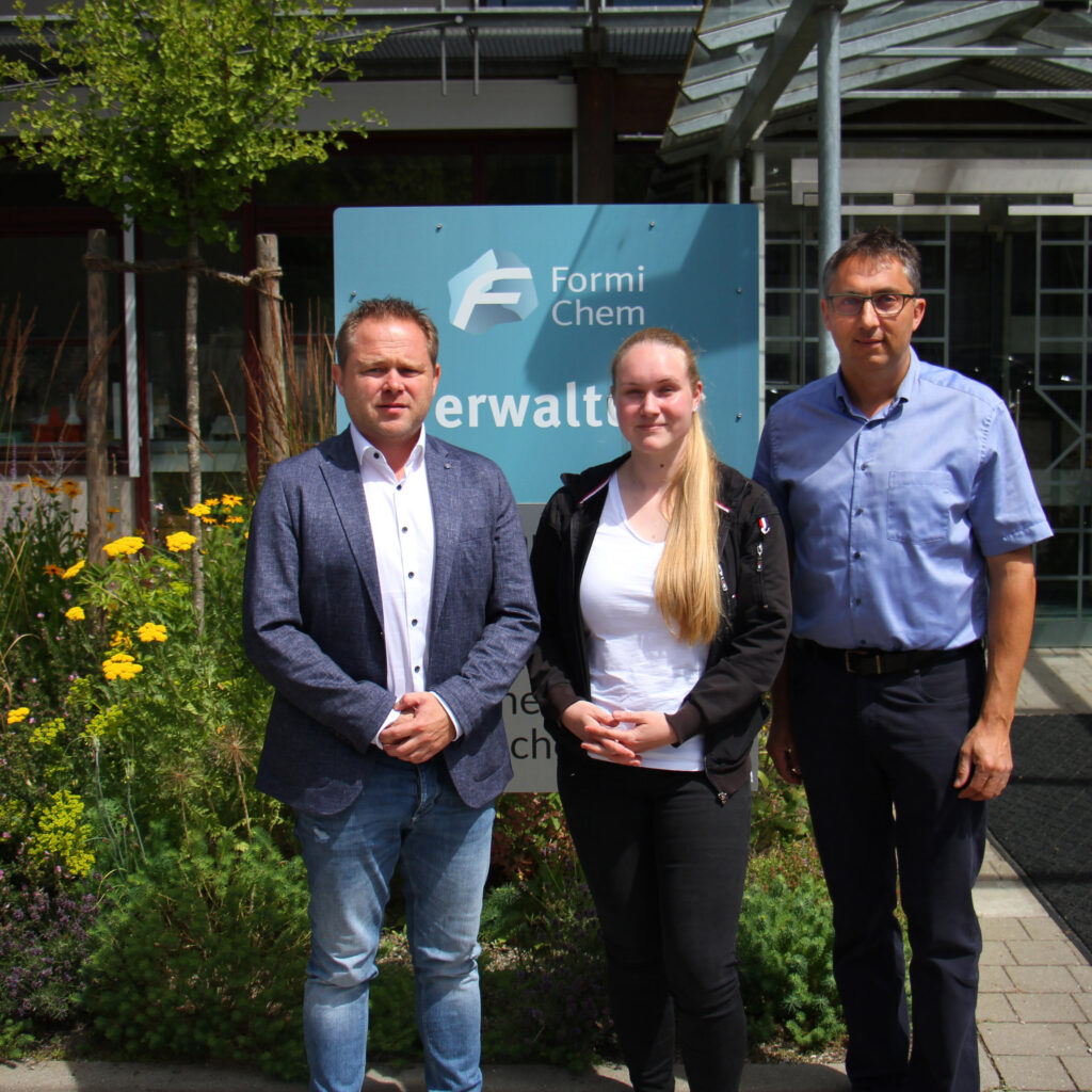 Madlen Büchl hat bei FormiChem in Neuburg ihre Ausbildung zur Industriemechanikerin inklusive einer kaufmännischen Weiterbildung absolviert. Sie ist nun „Berufsspezialistin Technische Kauffrau“. Thomas Kürzinger (li.), Geschäftsführer von FormiChem kann seine Angestellte in vielen Bereichen einsetzen, denn sie hat nun auch kaufmännische Kenntnisse. Studiendirektor Stefan Plank (re.) koordiniert diese neue Ausbildungsform an der Staatlichen Berufsschule Eichstätt. (Bild: Manfred Dittenhofer)