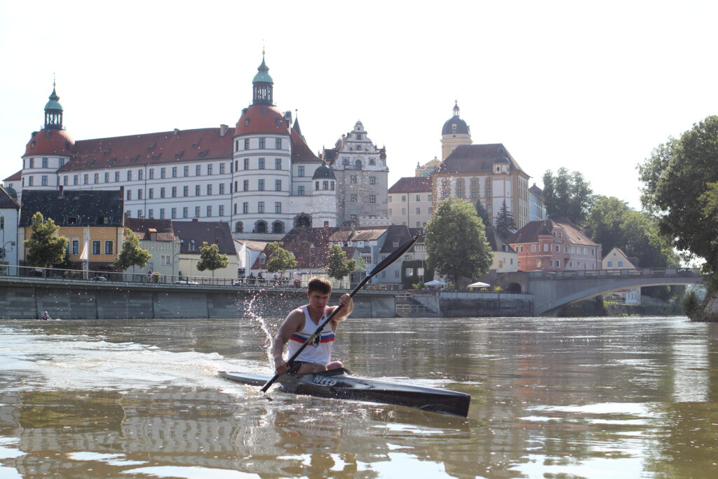 Vincent Hoiß mit seinem Kajak auf der Donau mit dem Neuburger Schloss