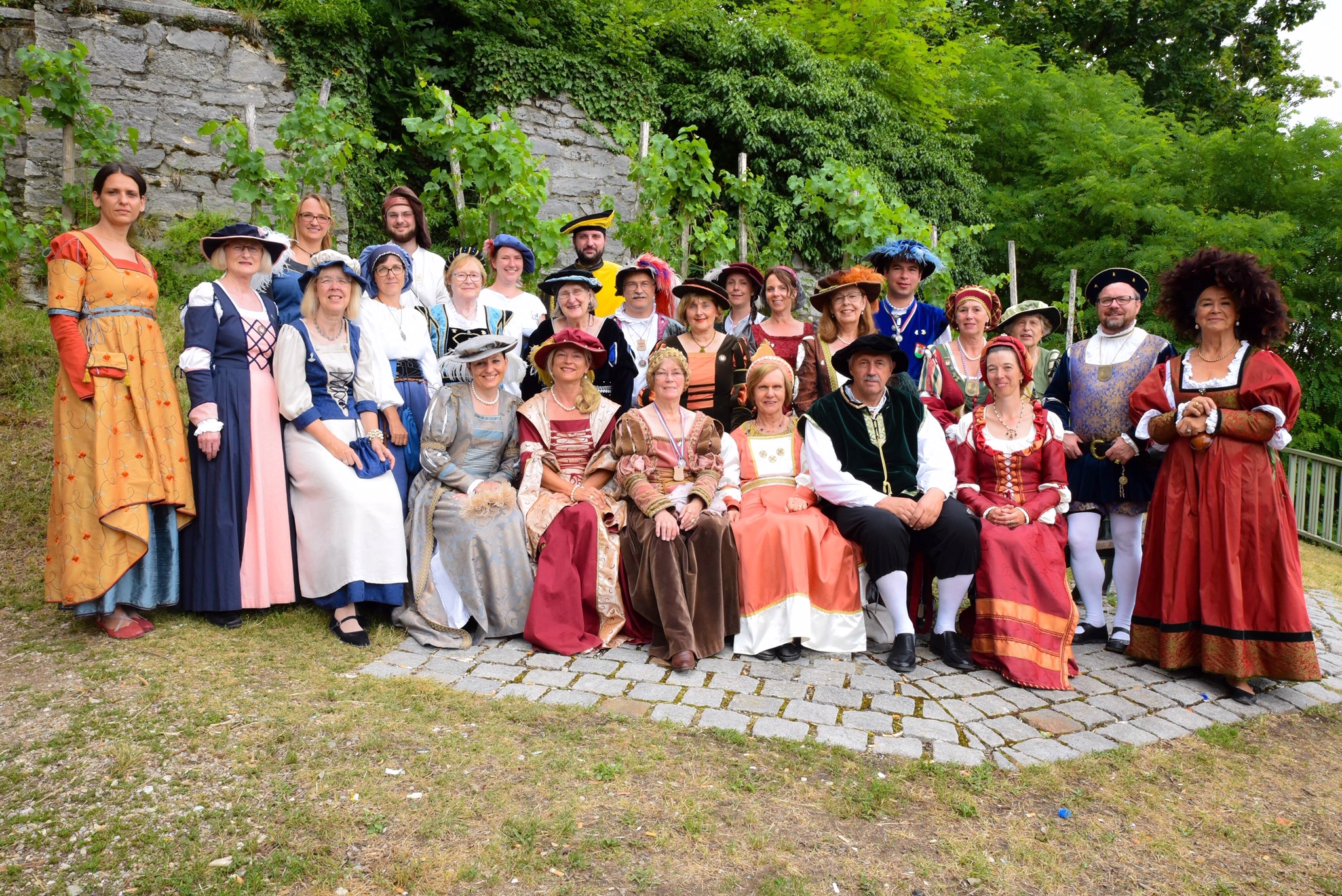 Gruppenbild der Neuburger Stadtführer in ihren prächtigen historischen Gewändern