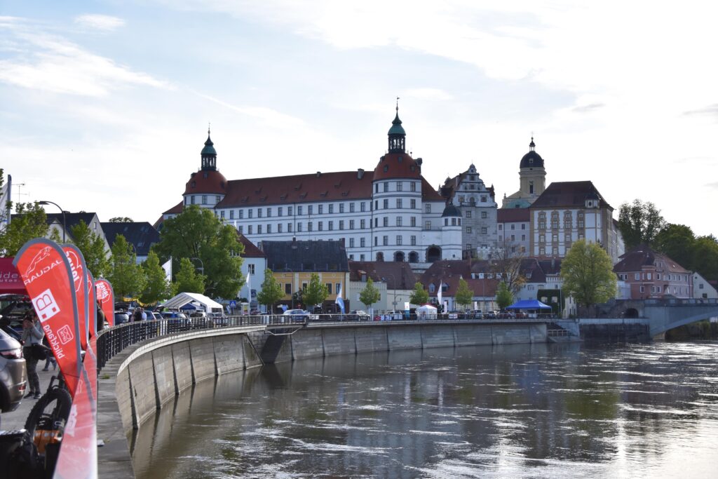 Der Donaukai wird zur perfekten Kulisse für „NeuburgMobil“ – Mobilität trifft auf historische Altstadt-Atmosphäre.