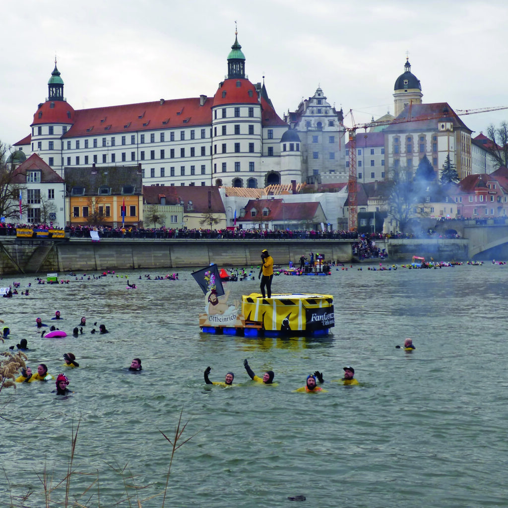 Donauschwimmen vor der prachtvollen Kulisse des Neuburger Schlosses