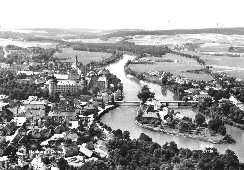 Neuburgs Lebensader, die Donau schlängelt sich mitten durch die Stadt. Aufnahme aus den 1950er Jahren