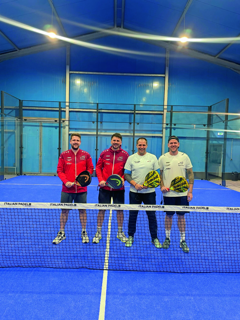 Leidenschaftliche Padelspieler - Gruppenbild in der Halle