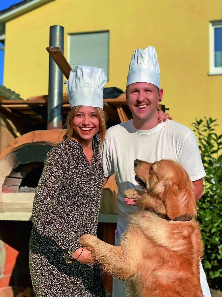 Auch Hund Samy freut sich über die gelungene Pizza aus dem eigenen Pizzaofen