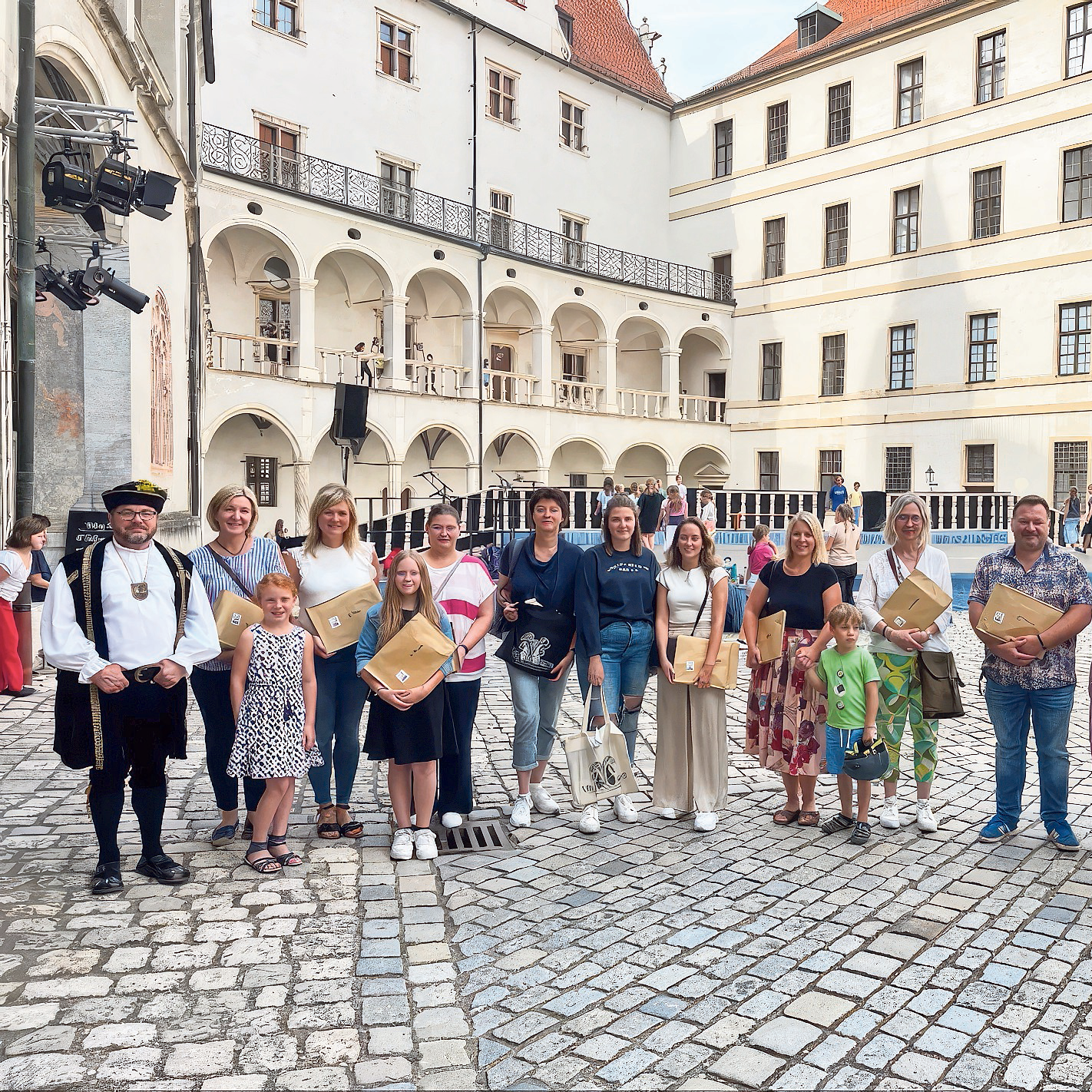 Das Schloßfest Suchspiel 2023 mit Friedhelm Lahn, Gewinner des Suchspiels, Franziska Kober, Emelie Kopischke, Michael Regnet