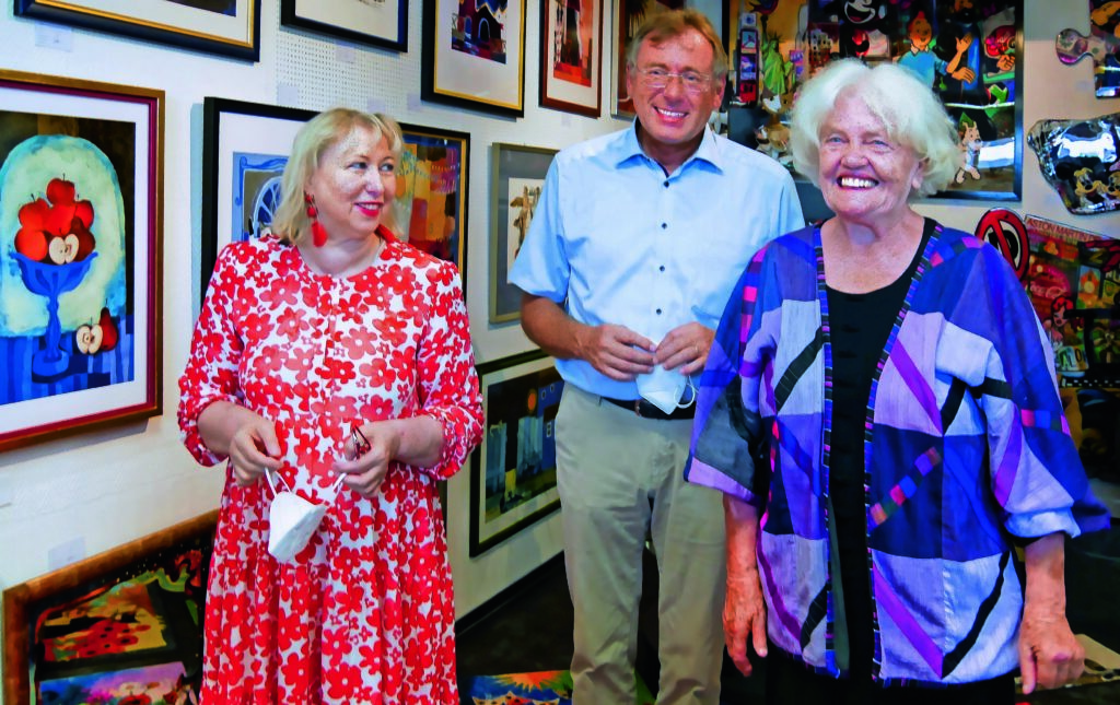 Rosina Wachtmeister, Oberbürgermeister Dr. Bernhard Gmehling und Barbara Nassler bei der Ausstellungseröffnung 2021 in der Galerie Nassler