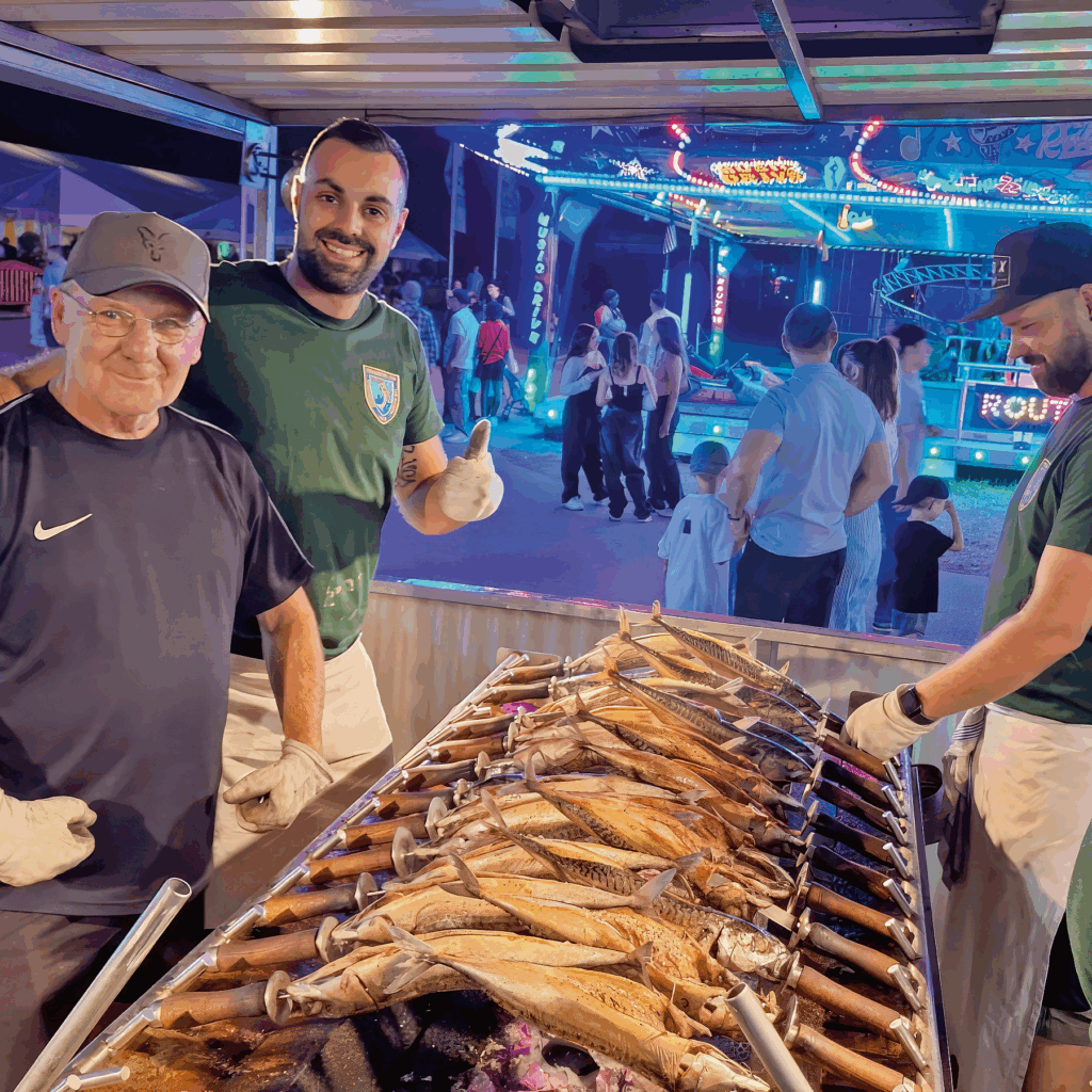 Der Fischereiverein serviert Steckerlfisch auf dem Volksfest