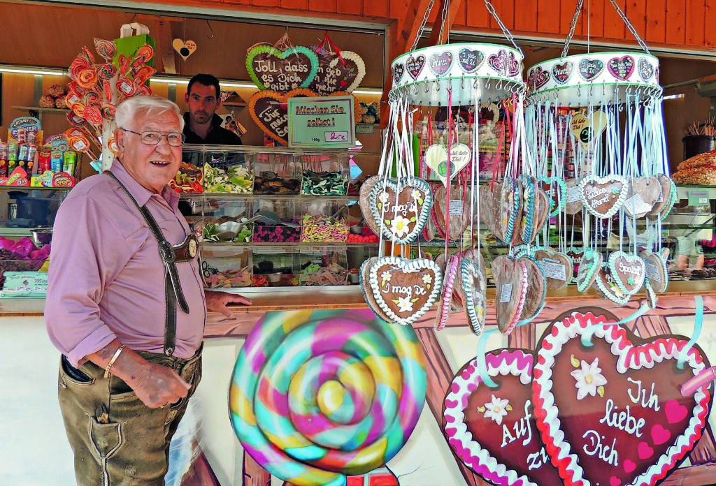 Peter Winterholler mit seinem Enkel am Süßigkeitenstand