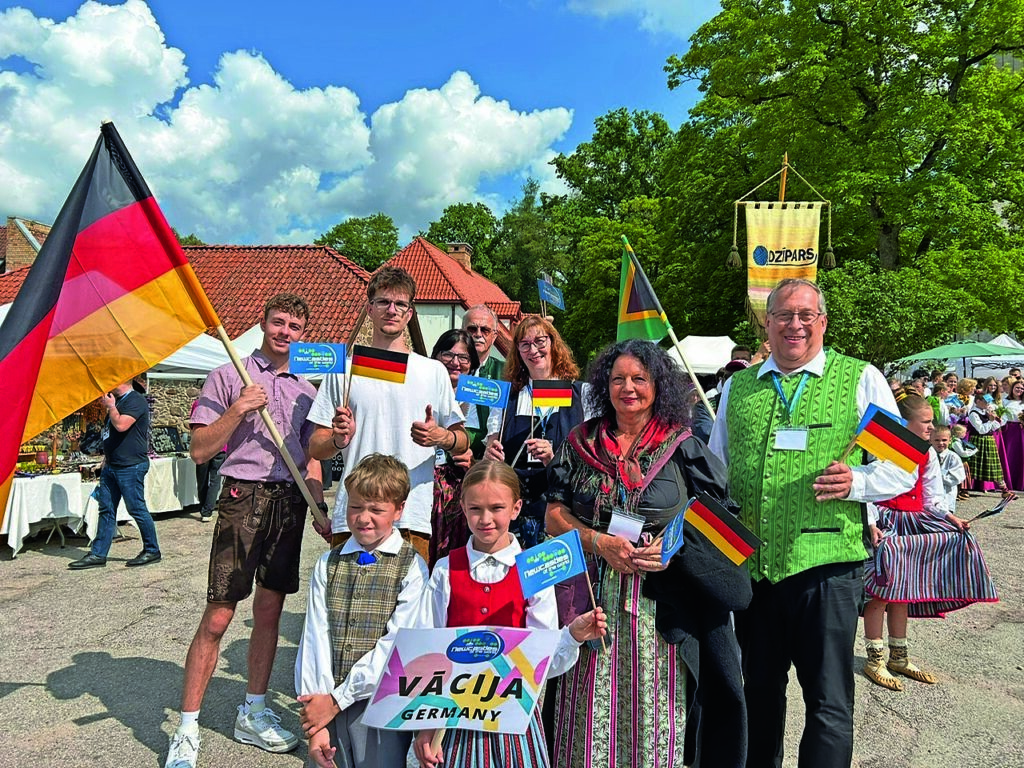 Verbindung über Generationen hinweg -Neuburger Delegation in Jaunpils