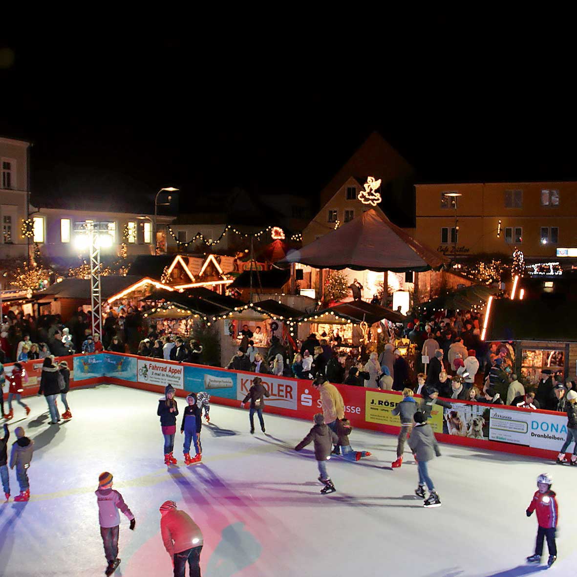 Neuburger Weihnachtsmarkt am Schrannenplatz mit EisArena