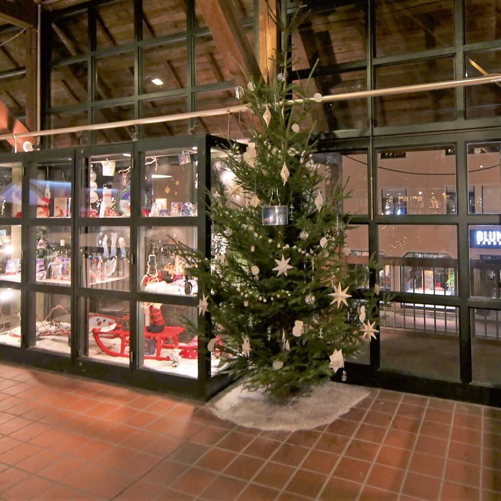 Weihnachtsdekoration in der Neuburger Schrannenhalle