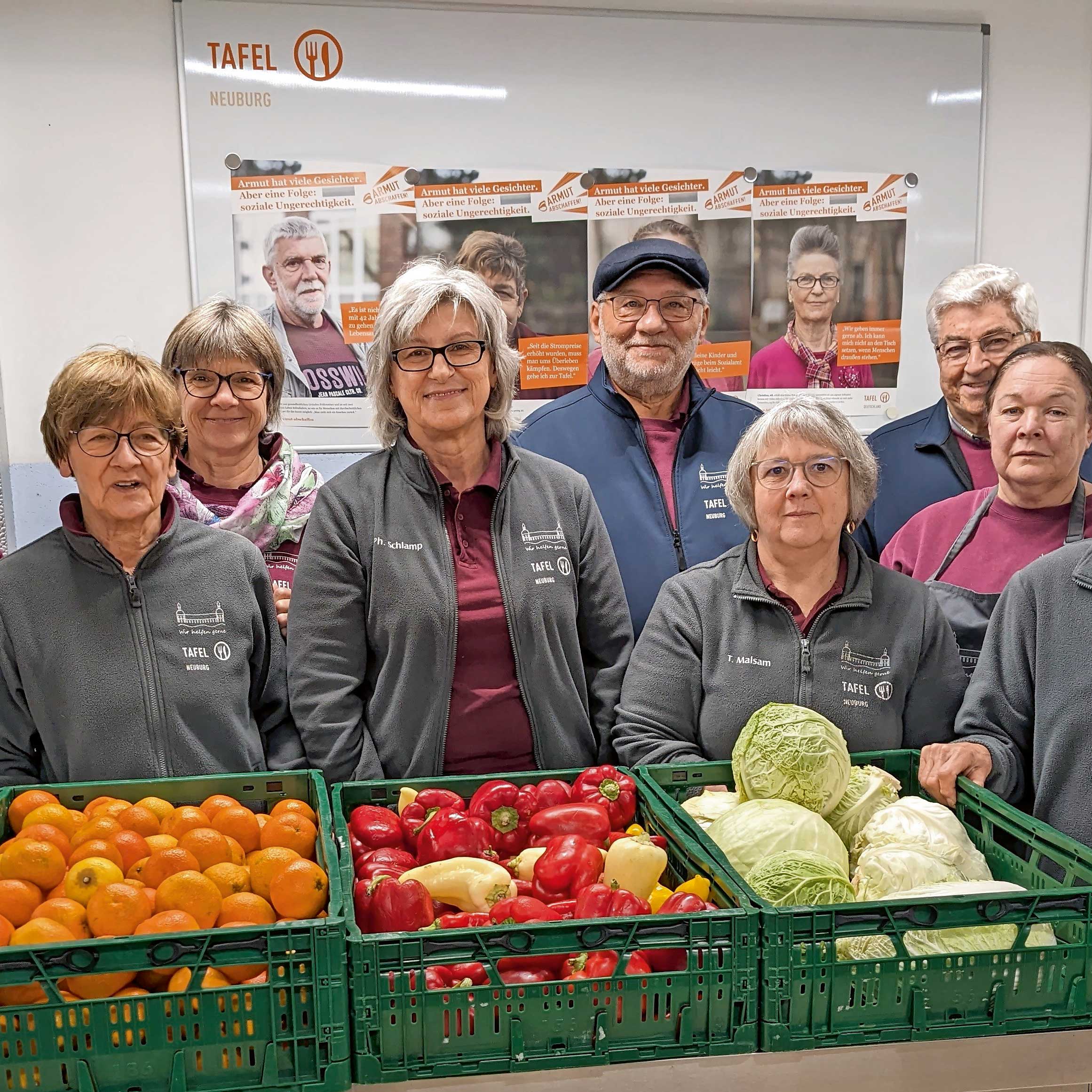 Philomena Schlamp (Bildmitte) im Kreise einiger Mitarbeitender.