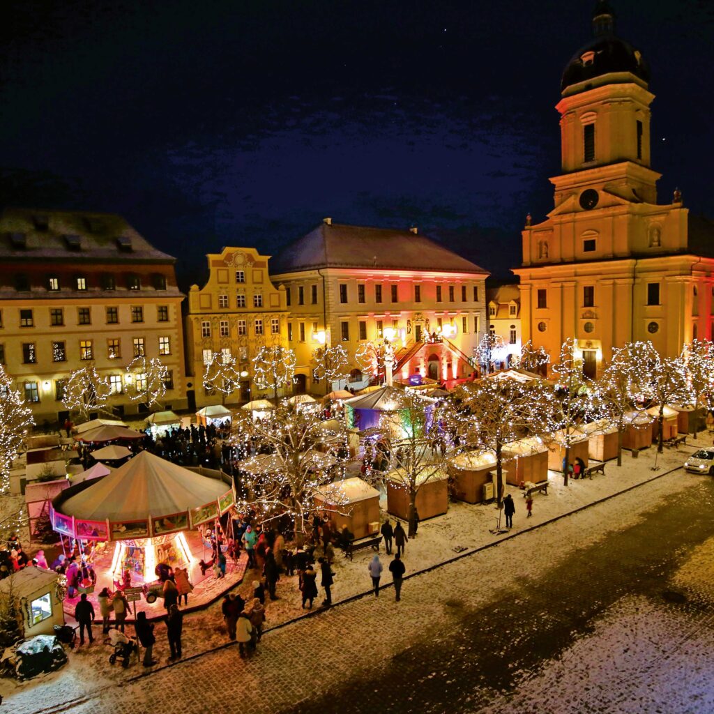 Neuburger Christkindlmarkt am Karlsplatz in der oberen Altstadt