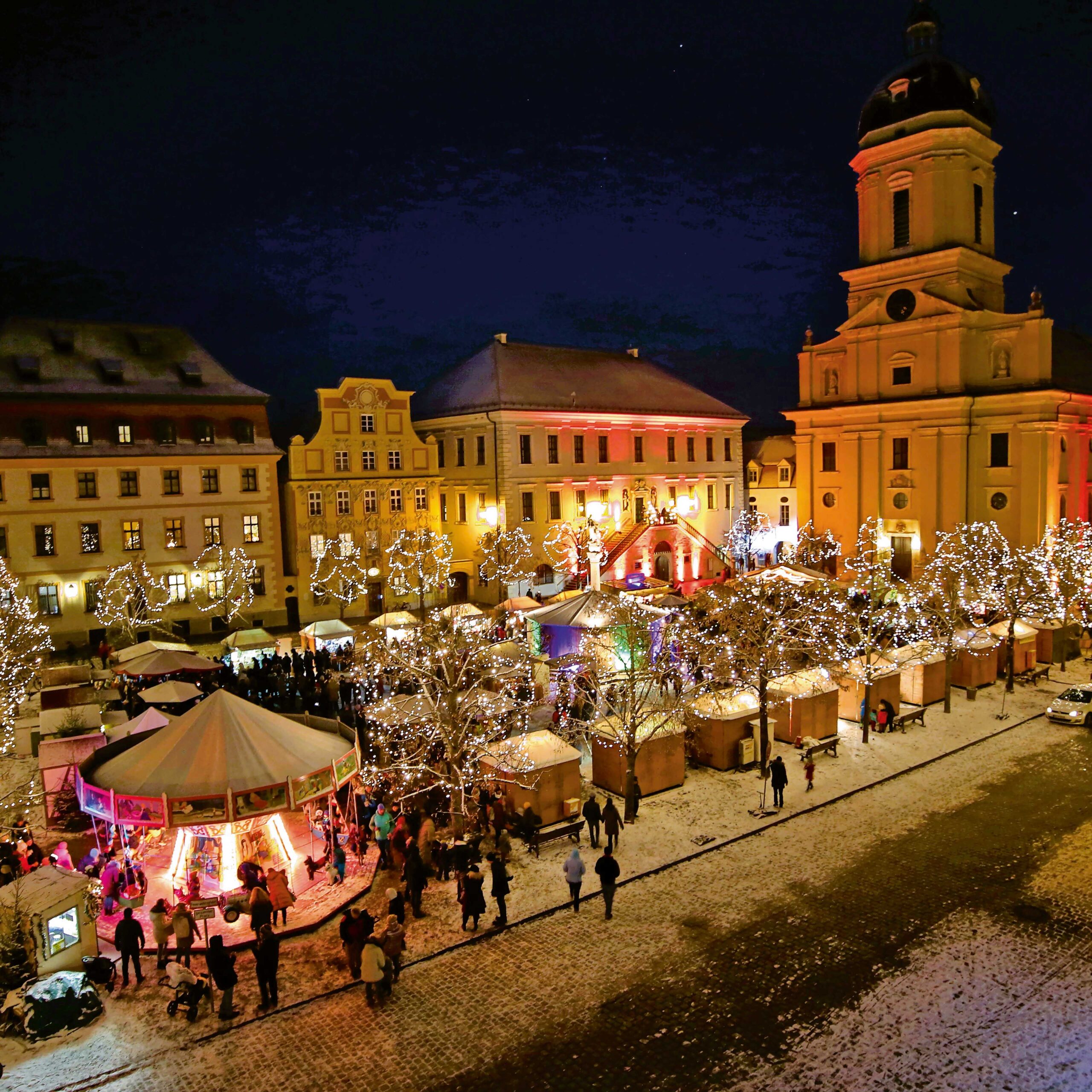 Neuburger Christkindlmarkt am Karlsplatz in der oberen Altstadt