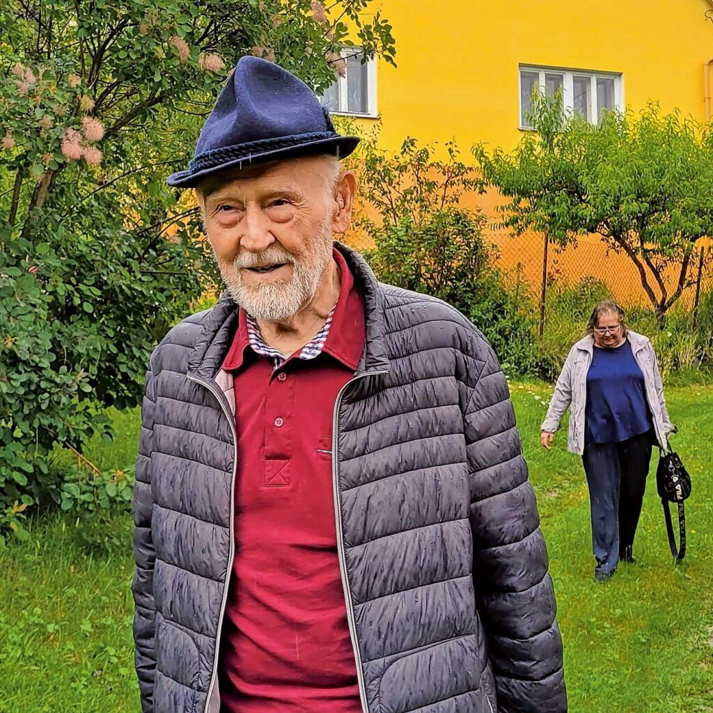 Horst Heidrich im Garten seines Geburtshauses
