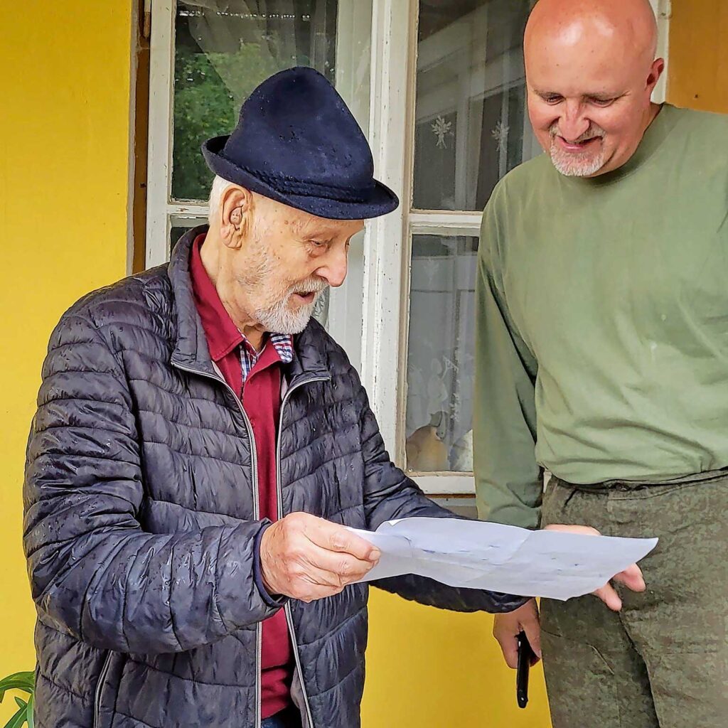 Horst Heidrich und Tochter Ute finden das alte Geburtshaus in Nove Maesto in Tschechien