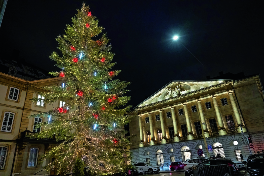 Weihnachtsbaum vor dem Rathaus von Neuchâtel