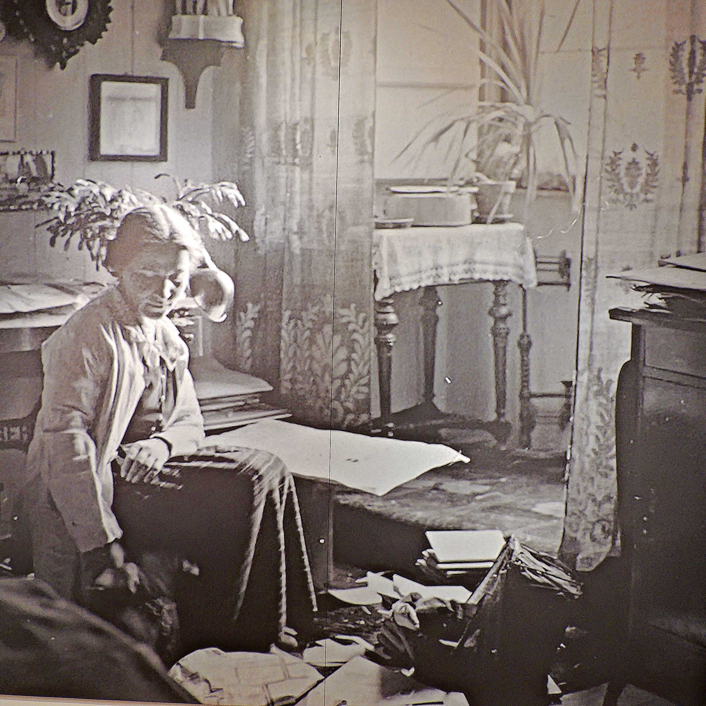 Die Scherenschnittkünstlerin Josy Meidinger