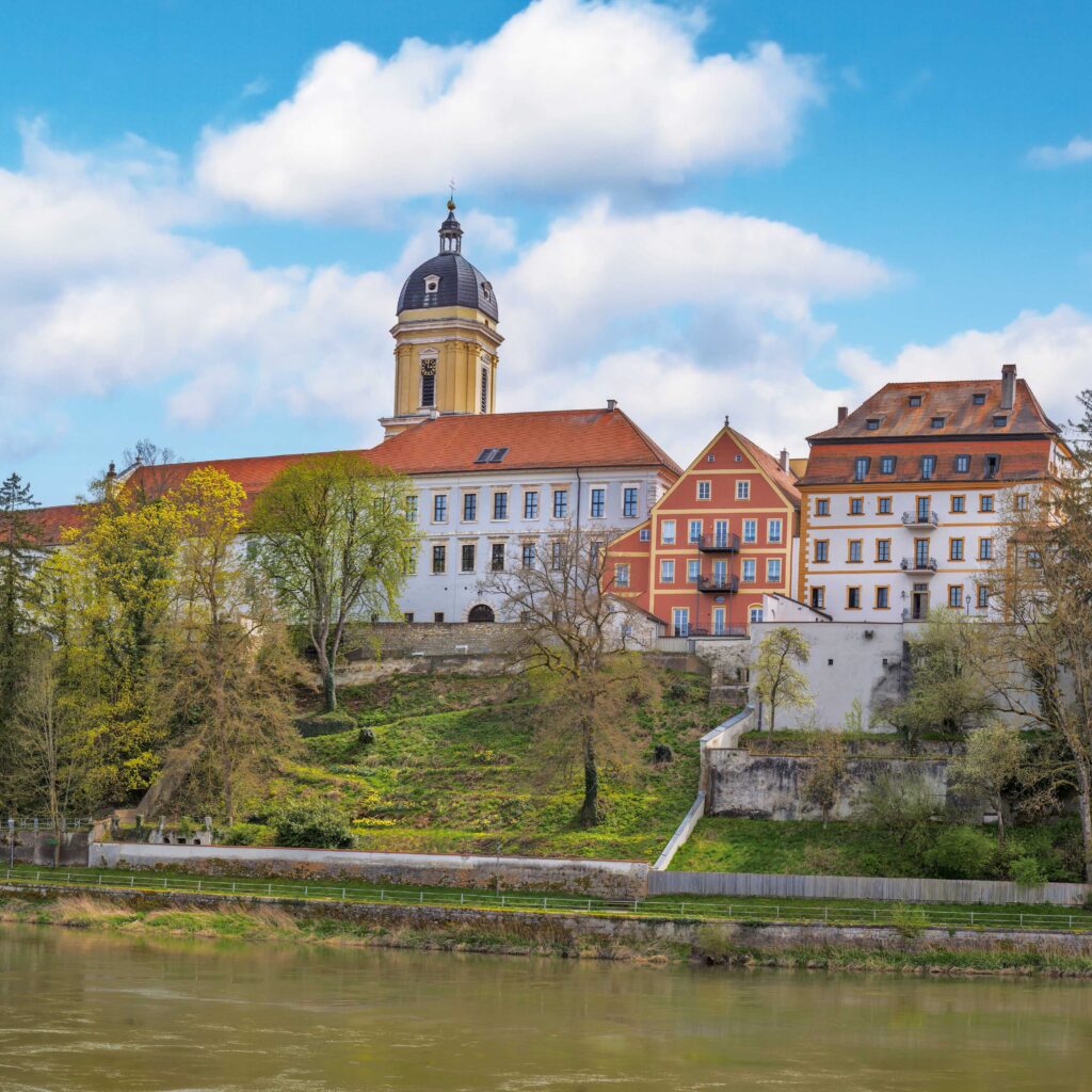 Damals und Heute - Blick über die Donau zum Altstadtberg
