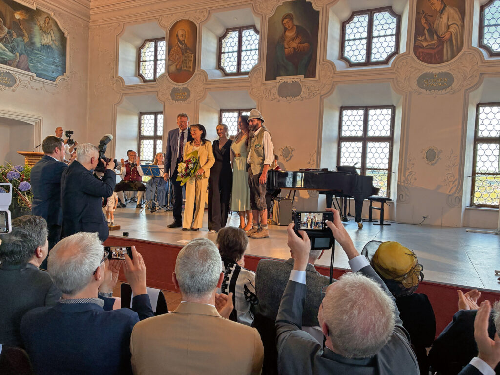 Verabschiedung Dr. Bernhard Gmehling - mit der Familie auf der Bühne im Kongregationssaal