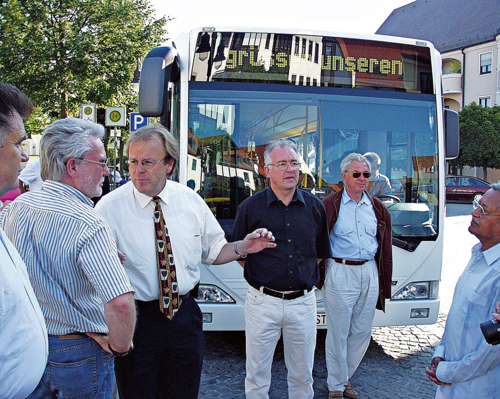 Hans Günter Huniar beim Stadtbusstart - mit den breit aufgestellten Stadtwerken für Neuburgs Infrastruktur