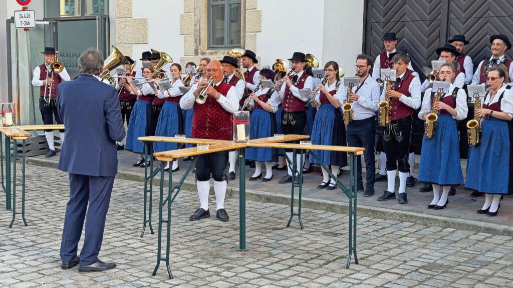 Dr. Bernhard Gmehling dirigiert die Neuburger Stadtkapelle
