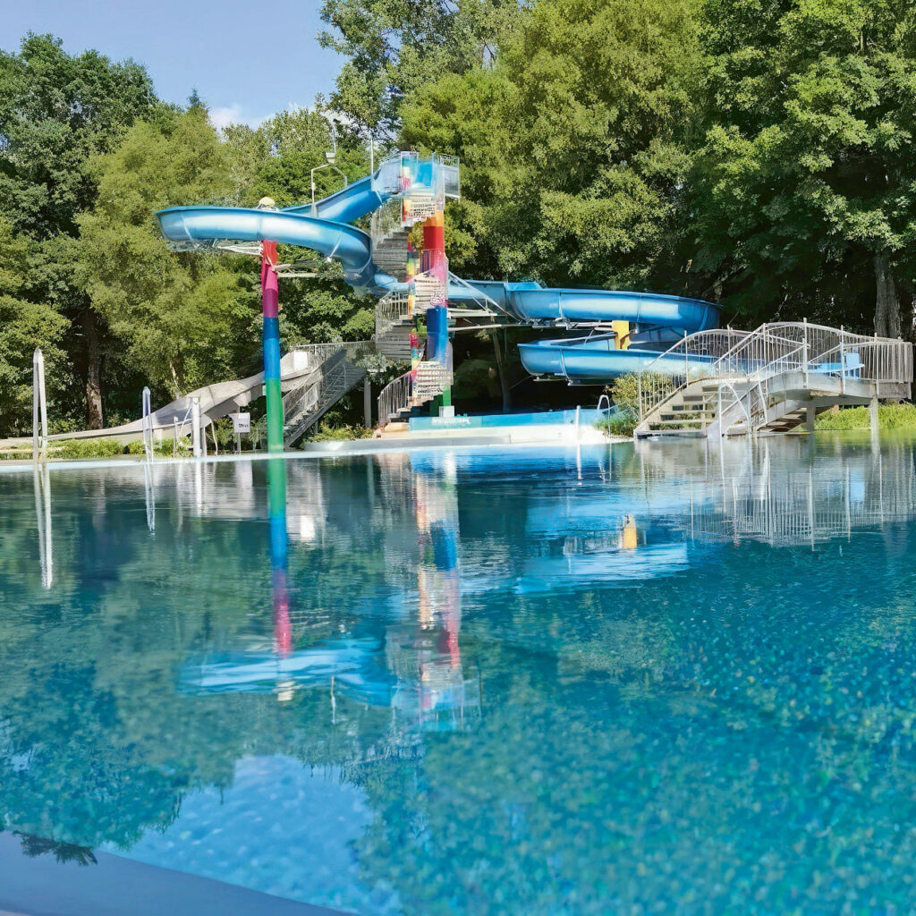 Wasserrutsche und Attraktionsbecken des Neuburger Brandlbades