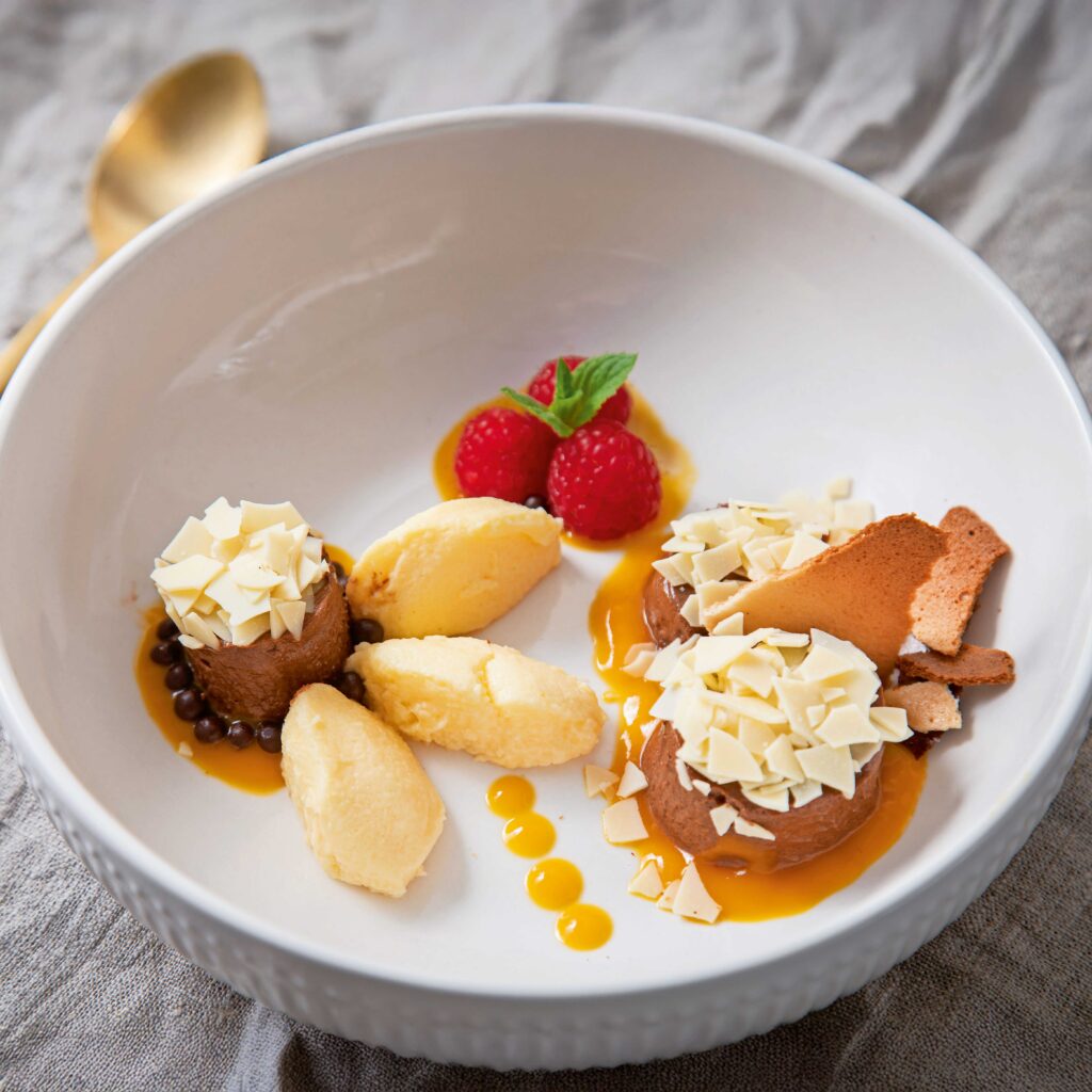 Dessert Teller mit Schokoladen- und Mango-Mousse