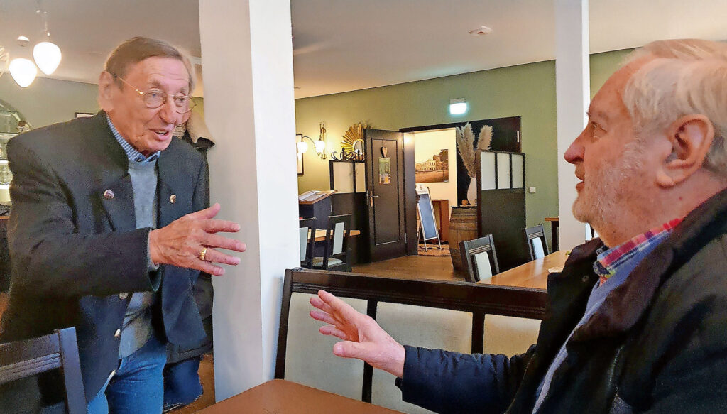 Hans Bößhenz mit seinem Freund Heinz Schneider in der Rennbahn