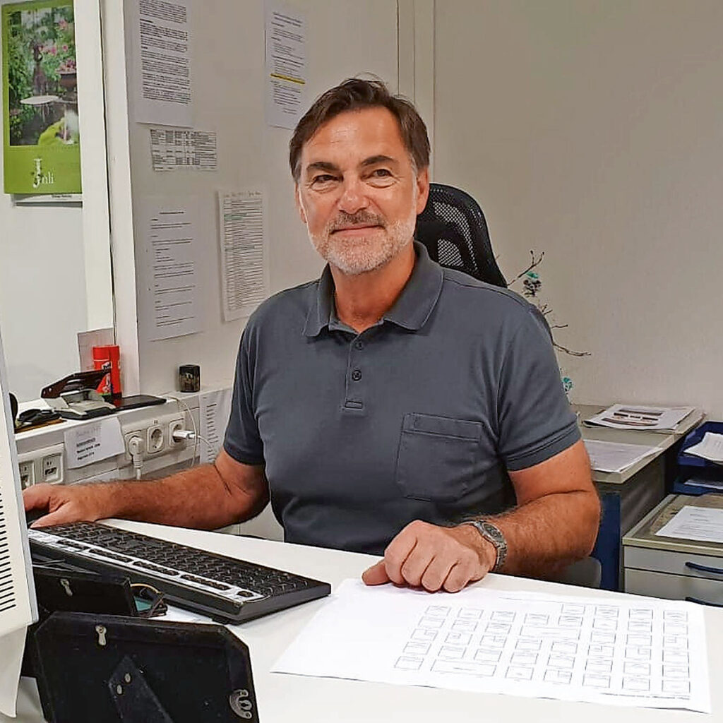 Manfred Rinke am Schreibtisch